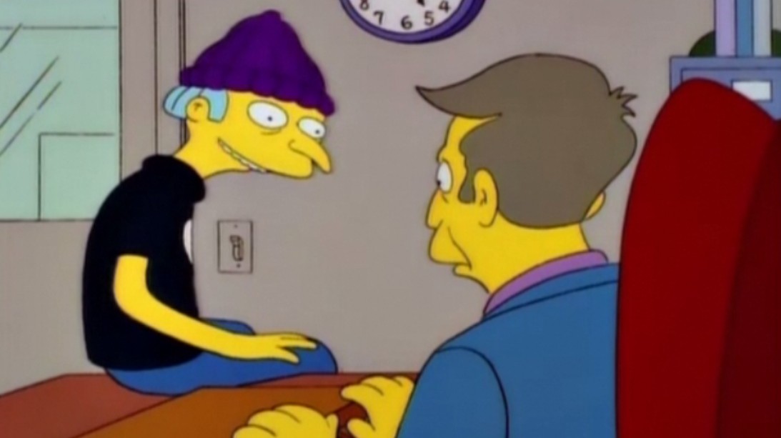 Fotograma en el que aparece el Sr. Burns disfrazado de Jimbo. Está sentado en la mesa del despacho de Skinner mientras habla con él.